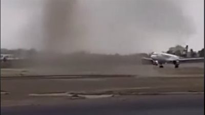 فيديو طائرة أبها والدوامة الهوائية يثير الجدل.. هل أحسن الطيار التصرف؟