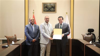 وزير الصحة يكرم العاملين بالطب العلاجي ومديري المستشفيات الحاصلة على اعتماد «جهار»