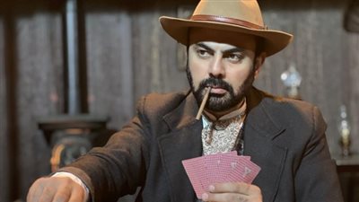 محمد كريم: فخور بوصف مجلة ESQUIRE بأول عربي يلعب دور راعي بقر في هوليوود بفيلم The Gunslingers