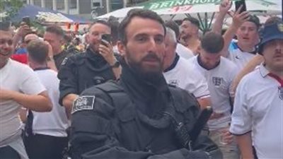 شبيه ساوثجيت يُثير الجدل قبل مباراة إنجلترا وهولندا في يورو 2024 | فيديو