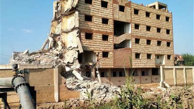 تكلّف 5 ملايين جنيه ولم يُستخدم.. إزالة مبنى مرور الباجور المائل بعد سنوات من بنائه│صور