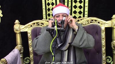 يتمايل وهو يقرأ القرآن.. أول إجراء من نقابة القراء في واقعة القارئ المثير للجدل