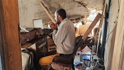 من داخل غرفته المدمرة.. فلسطيني يتحدى القصف والحصار ويحصل على الدكتوراه في النانو تكنولوجي