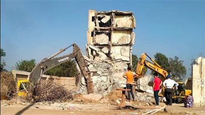 مكون من 5 طوابق.. بدء أعمال هدم مبنى مرور الباجور بسبب ميله ومخالفات بنائه| بث مباشر 