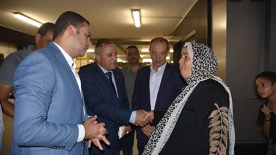 بعد جلسة الكيماوي.. سيدة تواجه محافظ بورسعيد الجديد بمشاكل الشباب في أولى جولاته