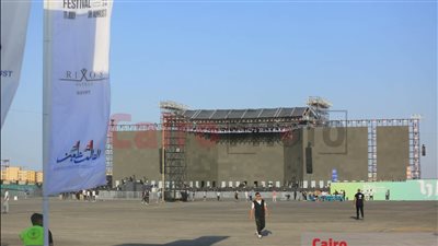 مسرح ضخم وتجهيزات عالية.. استمرار الاستعدادات لحفل الكينج محمد منير بمهرجان العلمين