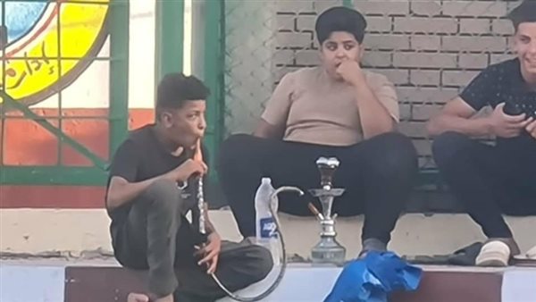 صغار يدخنون شيشة