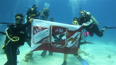 احتفالا بالفوز على بيراميدز.. سائحون يحتفلون تحت الماء بعلم الأهلي في الغردقة| صور