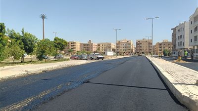 جهاز الشروق ينفذ أعمال رصف للطرق الداخلية بالمدينة.. ويشن حملة لرفع الإشغالات 