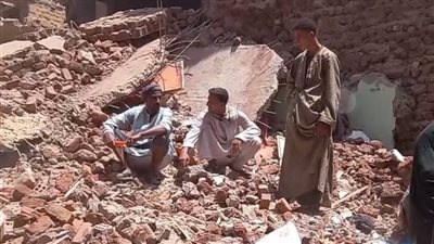 كيف أنقذ طفل 20 ساكنًا من داخل عقار منفلوط المنهار؟ | فيديو