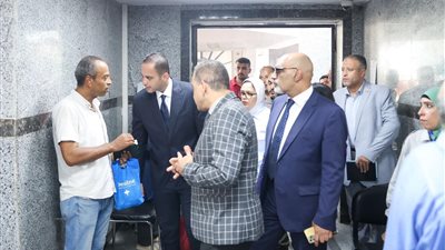 نائب وزير الصحة يوصي بتوفير البدائل لأي نواقص بالأدوية بعيادات ناصر للتأمين الصحي