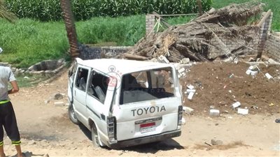 بسبب تهور السائق.. إصابة 12 شخصًا إثر انقلاب سيارة ميكروباص بالمنيا