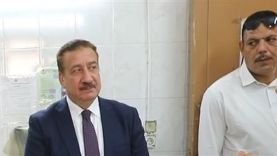 محافظ المنوفية يسأل طبيب في زيارة مفاجئة: مش لابس البالطو ليه؟.. والأخير يرد: الجو حر| فيديو