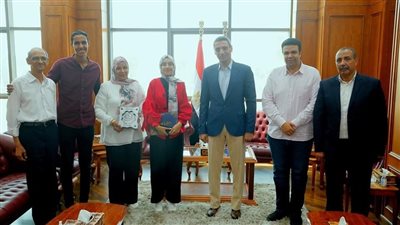 محافظ السويس يكرم روان محمود الأولى على الجمهورية بالدبلومات الفنية