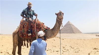 المغني الأمريكي جيسون ديرولو يزور أهرامات الجيزة| صور
