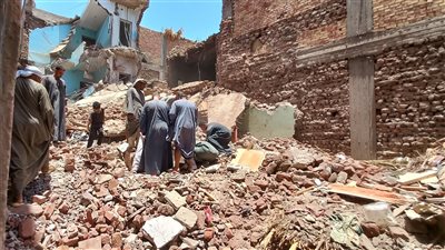 محافظ أسيوط يعلن صرف مساعدات عاجلة لسكان المنزل المنهار بمنفلوط| صور