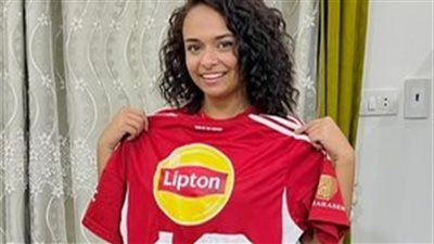 ناديت عليه وقلتله القاضية ممكن.. أفشة يهدي قميصه لفتاة بعد هدفه الثالث في بيراميدز