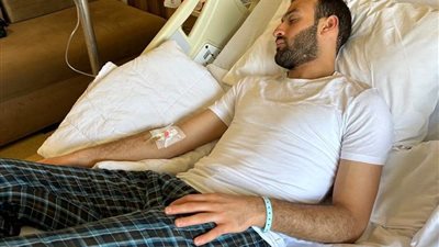 عمر كمال عبد الواحد يغادر المستشفى بعد الاطمئنان على حالته الصحية 