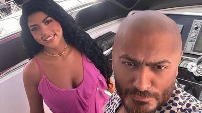 إعلان لإحدى شركات الاتصالات.. القاهرة 24 يكشف سر صورة تامر حسني وكارولين عزمي