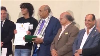 هتكمل المسيرة من بعدي.. أحمد بدير بالشال الفلسطيني في ختام مهرجان جمعية الفيلم ويهدي جائزته لحفيده