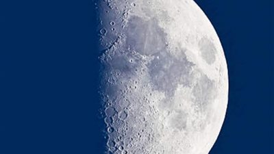 نصفه مظلم.. القمر يظهر في التربيع الأول لشهر ربيع الآخر الليلة