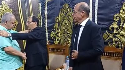 بحضور الصحفيين والشخصيات العامة.. الإعلامي محمد شردي يتلقى واجب عزاء والدته بمسجد عمر مكرم| بث مباشر 