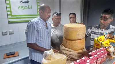 بعد إصابة مواطنين بتسمم غذائي.. رئيس مدينة القصير يقود حملة على المحال التجارية| صور