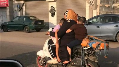 بنت الأصول.. صورة لسيدة تقود دراجة نارية وتحمل طفليها تثير احتفاء مواقع التواصل