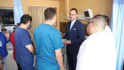 نائب وزير الصحة يتفقد مستشفى القاهرة الجديدة التخصصي ويوجه بتوفير سرير رعاية لمريض