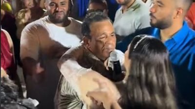 بعد إصابته بالعصب السابع.. لماذا قرر محمد فؤاد الاحتفال بخطوبة ابنته بشكل عائلي؟