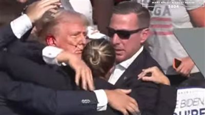 إصابة ترامب في وجهه خلال محاولة اغتيال أمام تجمع انتخابي بـ بنسلفانيا ومغادرته وسط حراسة مشددة