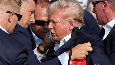 ترامب يغادر المستشفى الذي كان يعالج فيه بعد حادثة إطلاق النار عليه أثناء تجمع انتخابي في ولاية بنسلفانيا