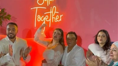 منع الإعلام واقتصر على المقربين.. سبب احتفال محمد فؤاد بـ خطوبة ابنته عائليًا | بث مباشر