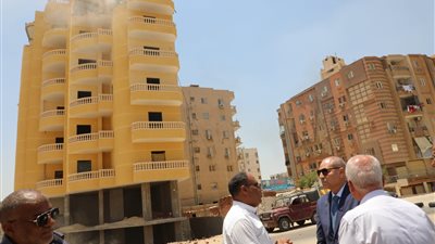 محافظ القاهرة يتابع إزالة مخالفات البناء بحي المقطم