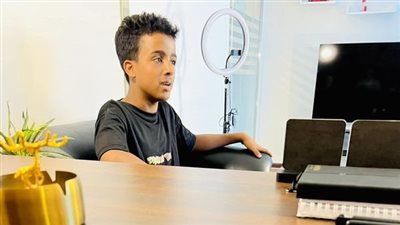 نصاب أم مكافح؟.. قصة مراهق بعمر الـ 13 عاما تثير الجدل على السوشيال ميديا