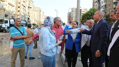 محافظ القاهرة يشرف على إصلاح كسر ماسورة مياه بشارع أحمد فخري