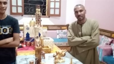 يعيد تدوير الأخشاب ويرسم عليها بالنار.. محمود شاب بدرجة فنان في الأقصر| صور
