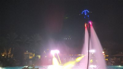 رواج الفلاي بورد.. رياضة الرجل الطائر تجذب السائحين على شواطئ الغردقة | صور وفيديو