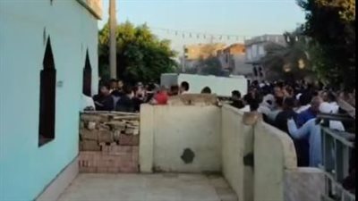 راحوا في غمضة عين.. أهالي قرية حمادة بالشرقية يُشيعون جنازة زوجين وأبنائهما الثلاثة إثر حادث مروع