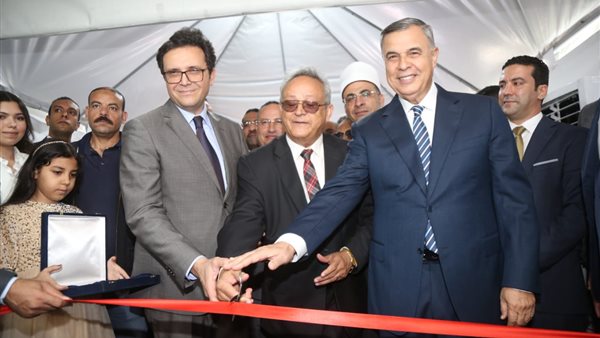 الوزير يتفقد المعرض