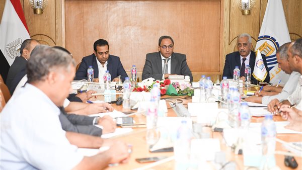 اجتماع محافظ قنا