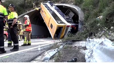 عشرات المصابين إثر حادث انقلاب حافلة تابعة لشركة زارا في برشلونة
