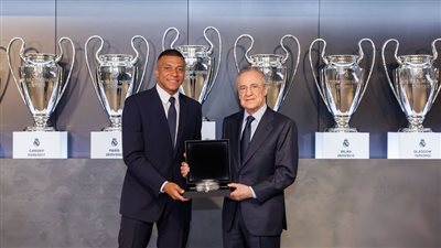 رسميًا.. كيليان مبابي يوقع على عقود انضمامه إلى ريال مدريد | صور