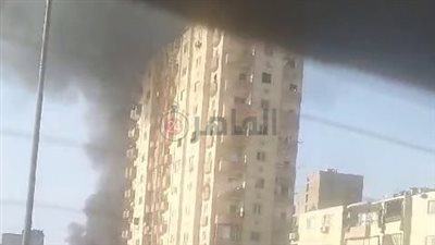 دخان كثيف.. نشوب حريق بالقرب من منطقة أرض اللواء | صور