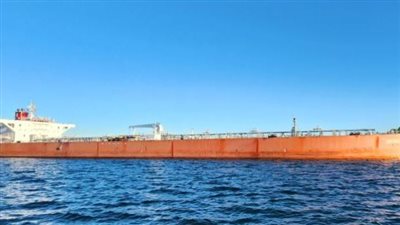 تسرب نفطي محتمل بالبحر الأحمر.. والسفينة الناقلة تحقق بالواقعة بعد استهدافها من قبل الحوثي