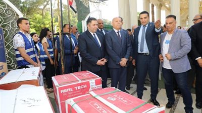 محافظ القاهرة يشهد توزيع مواد غذائية وأجهزة كهربائية على 356 أسرة أولى بالرعاية