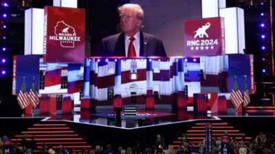 يرتدي قناعًا ويحمل سلاحًا ناريًا.. الشرطة الأمريكية تلقي القبض على شخص بالقرب من مؤتمر ترامب الانتخابي