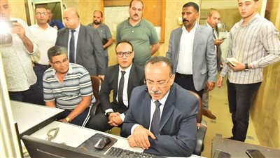 محافظ أسيوط يفاجئ مركز الإسعاف الرئيسي بحي شرق لمتابعة سير العمل ويكرم العاملين