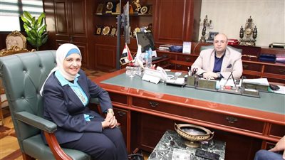 محافظ بني سويف يناقش تفعيل العيادات المسائية