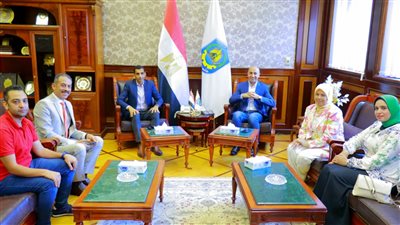 رئيس جامعة دمنهور يبحث مع مسئولي حياة كريمة بالبحيرة سبل التعاون المشترك